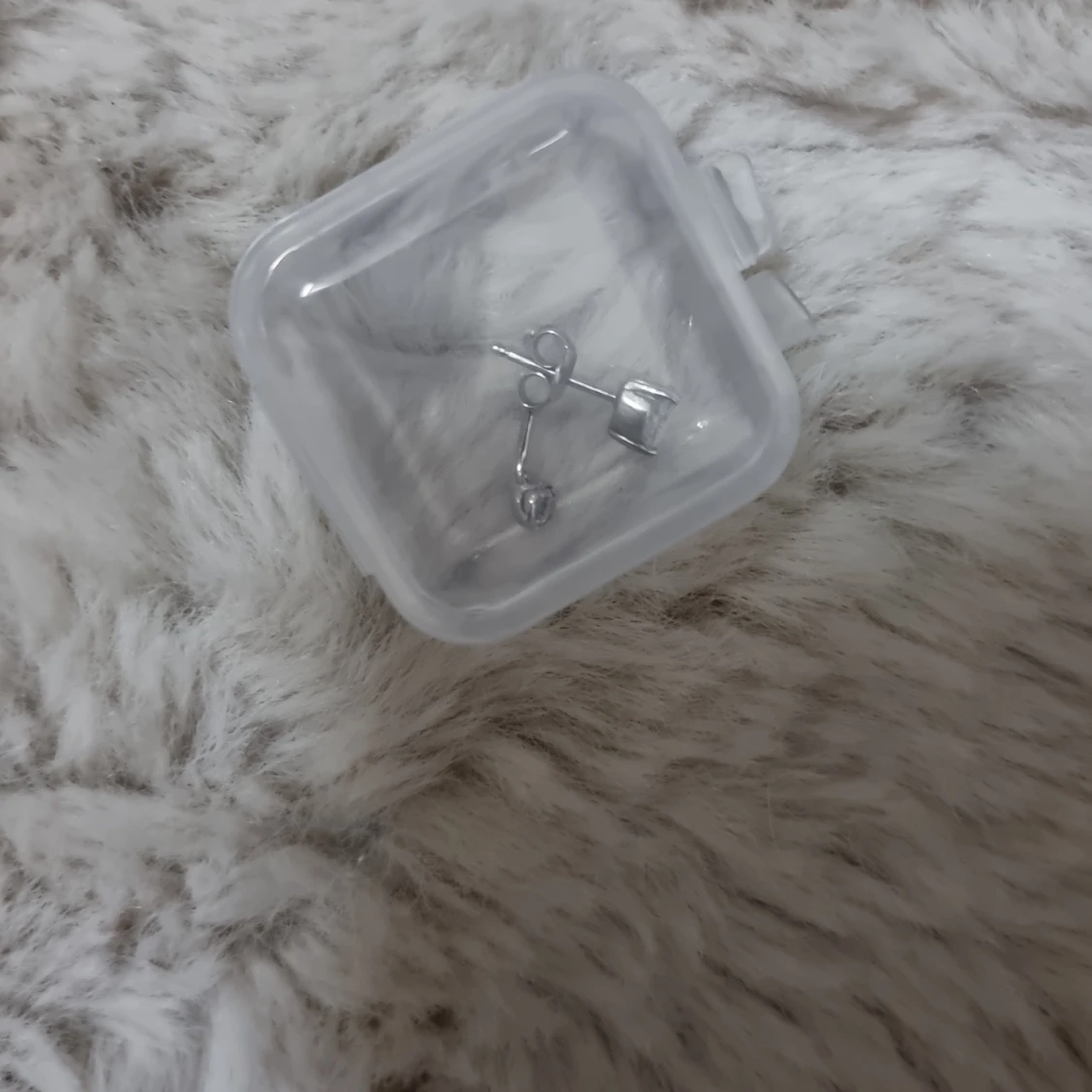 Silvriga örhängen med hjärtformad sten - 3