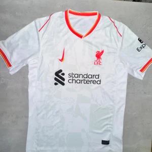 Liverpool Bortatroja - Kliv in i historien med denna eleganta och svarfangade Liverpool bortatröja. En tidlös design som hyllar klubbens storhet. Missa inte chansen - ett mäste för varje sann röd  * S: 165-175 CM, 60-70KG (Annons 10004)