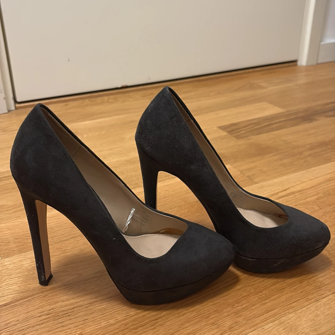 Svarta mocka pumps med hög klack - 2