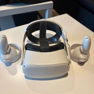 Oculus quest 2  - Har haft det ett tag men funkar fortfarande väldigt bra. En av kontrollerna har stick drift (rör sig lite av sig själv) med joy sticken sen har de gått av lite från hedetets skum men de är inget som stör man känner knappt av det. Extra batteriet funkar inte men är väldigt bekväm att ha på istället för orginal och jag har tappat bort de vanliga. 