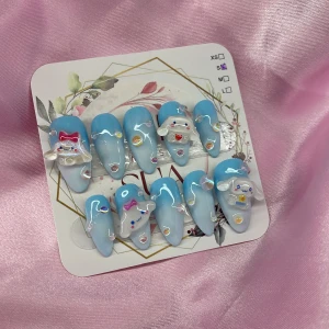 CinnaClouds (S);Medium Almond;Curved - Snygga gelé press-on naglar i blått med vitombre-effekt och 3D dekorationer som söta figurer och färgglada stenar, perfekta för dig som vill sticka ut. Kommer i storlek S: 15 mm, 11,5 mm, 12 mm, 11 mm, 9 mm, och är enkla att applicera hemma.