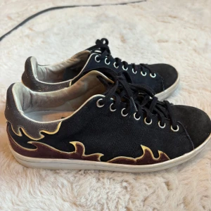 Isabel Marant skor - Säljer dessa superfina Isabel Marant sneakers, de är i använda men fint skick ! Har några färgfläckar man kan se på sista bilderna 🥰