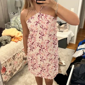 Blommig halterneck sommarklänning - Supersöt kort klänning med halterneck och blommigt mönster i rosa och vinröda toner. köp flera plagg i bundles för ett billigare pris!❤️