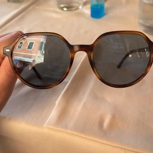 Bruna runda solglasögon Ray-Ban - Feta runda solglasögon från ray ban. Finns några repor men syns knappt alls.
