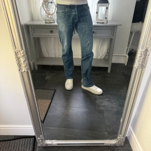 Levi's 501 blå jeans straight fit, vintage - Vintage Levis 501, snygg tvätt, om syda så skulle säga att den sitter W29. 