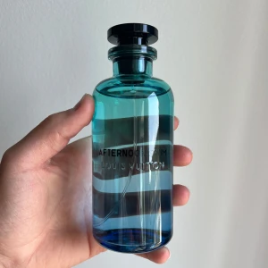 Louis Vuitton Afternoon Swim 30ml dekant - Säljer 30ml av Louis Vuitton Afternoon Swim. Parfymen kommer i en snygg 30ml flaska och etikett skrivs ut till parfymen. Digitalt kvitto finns på slide 3.
