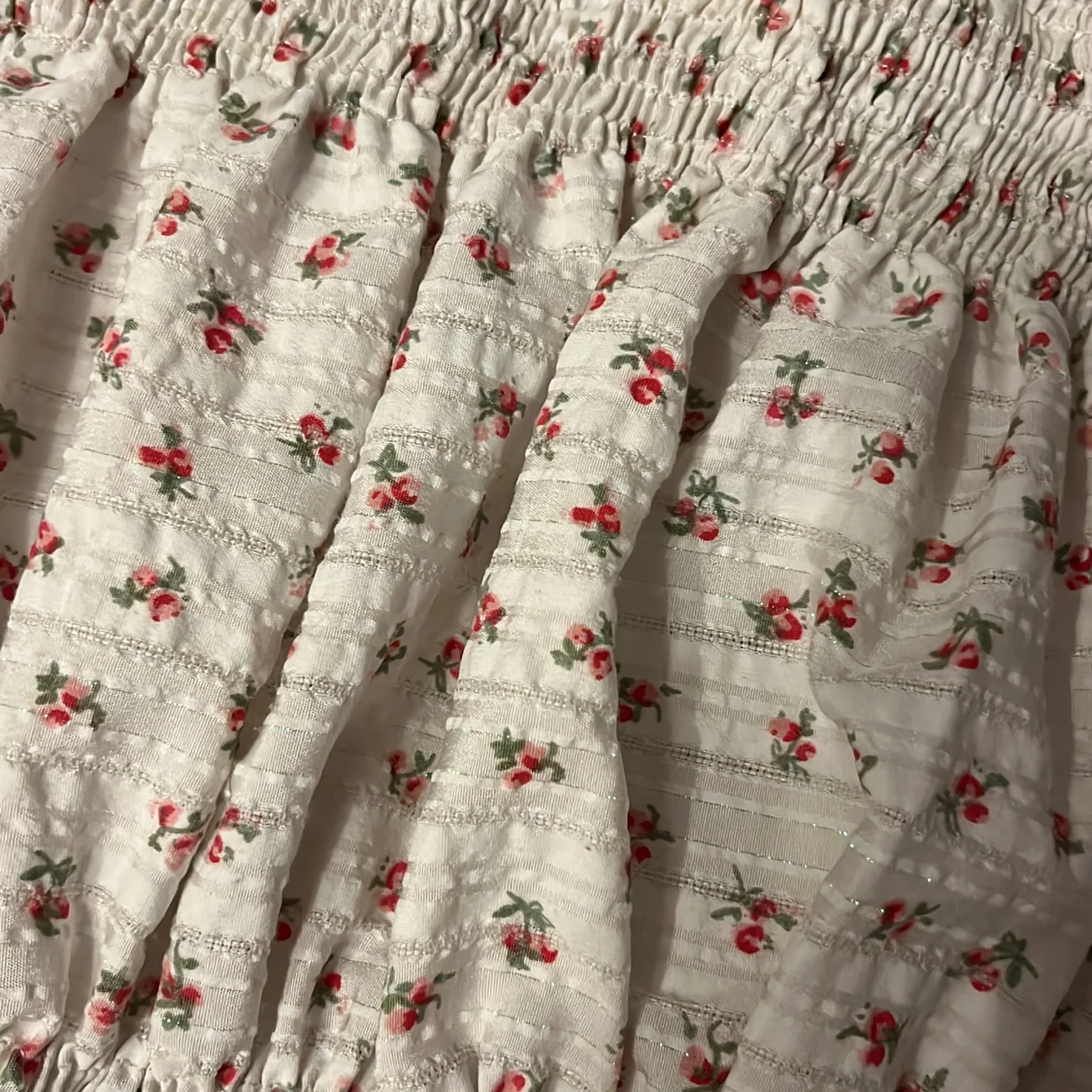 Vit blommig offshoulder blus - 3