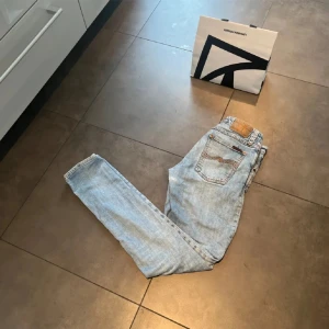 Nudie 👖 - Hej, säljer dessa riktigt feta Nudie jeansen | skick 8/10 litet skav som inte märks | modell skinny lin | stolek 29/32 |  Släng iväg ett dm för frågor! 🙌🍾 