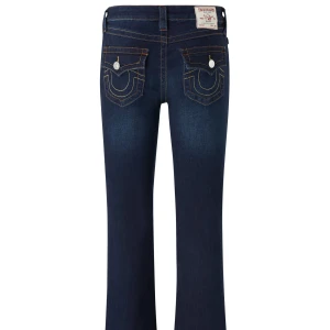 True Religion Becca Bootcut Jeans - Mörkblå jeans från True Religion, modell Becca Mid Rise Bootcut. Dom är endast använda ett fåtal gånger och är i jättefint skick. Storlek 27 i midjan. Pris kan diskuteras 💓