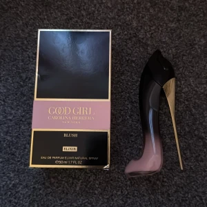 Good Girl Blush Elixir parfym 50ml - Good Girl Blush Elixir från Carolina Herrera i en ikonisk flaska formad som en stilettklack. Flaskan har en snygg ombre-effekt i svart och blushrosa med guldfärgad klack. Parfymen är en Eau de Parfum Elixir på 50 ml och kommer i en elegant ask med rosa och svarta detaljer. Helt oanvänd och jag säljer den för att jag tyckte om den vanliga good girl blush mer än denna.