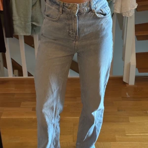 Ljusblå raka jeans från Zara - Säljer ett par ljusblå jeans från Zara med rak passform och hög midja. Jeansen har en liten defekt (bild 3) annars bra skick! Köpta för 399. Jeansen är ganska korta i modellen då de går precis till marken på mig som är ca 152