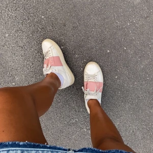 Valentino skor - Fräscha Valentinos i fint skick o storlek 38. Passar perfekt för sommarn. Köpta här på Plick för ca 1 år sen, box och påse ingår. Obs har en liten defekt på undersidan av skon! Skriv privat för fler frågor💞