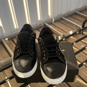 Svarta Lanvins - Hej jag säljer ett par svarta lanvins. Skick 7/10 Storlek 42, men passar även 43. Det är bara höra av er vid frågor. 