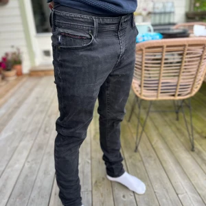 Tramarossa jeans  - Tja, säljer nu dessa riktigt feta Tramarossa jeans i SUPERSKICK‼️Storlek - 36 men passar 34🙌Perfekt för dig som 180+‼️Nypris 3000kr. Modell - Leonardo Slim👍Frågor? Hör av dig 🤙 Pris är ALLTID diskuterbart😉