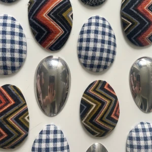 Mixade broscher i retrostil - Säljer ett gäng ovala hårklämmor med olika mönster: glansig silvermetall, blåvitrutigt tyg och färgglada zickzackmönster i orange, grön och svart. Några har klassiskt hundtandsmönster i svartvitt. Perfekt för att ge din outfit en unik touch. DM för vilken kollektion som önskas!