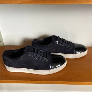 Navy blue lanvin skor - Säljer dessa feta lanvins! Uk size 8 som motsvarar strl 42, men passar också 43 (stora i storlekarna.) Mycket bra skick som ni ser på bilderna. Inget og medföljs vid köp! Hör av er vid minsta fundering! 😃