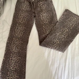 Leopardmönstrade jeans - Leopard jeans från Nelly, säljer för att dom är för små. Kan eventuellt säljas för 500 