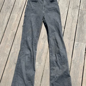 Mörkgråa jeans utsvängda  - Används ej dem pga dem är nu för små. Storlek 38 men passar som 36