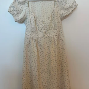 Klänning Brandy Melville - Super söt klänning från brandy Melville som knappt är använd, onesize!💖🥰