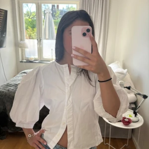 Vit skjorta med puffärmar - Jättesöt blus/skjorta med puffärmar från zara, använd en gång❤️