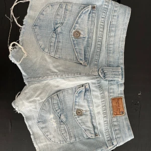 Lågmidjade jeansshorts - Säljer dessa så coola ljusblå, lågmidjade jeansshorts från märket reporter jeans i storlek W30. Midjemåttet rakt över är 40cm och är tyvärr för stora på mig som vanligtvis har storlek xs/s☺️