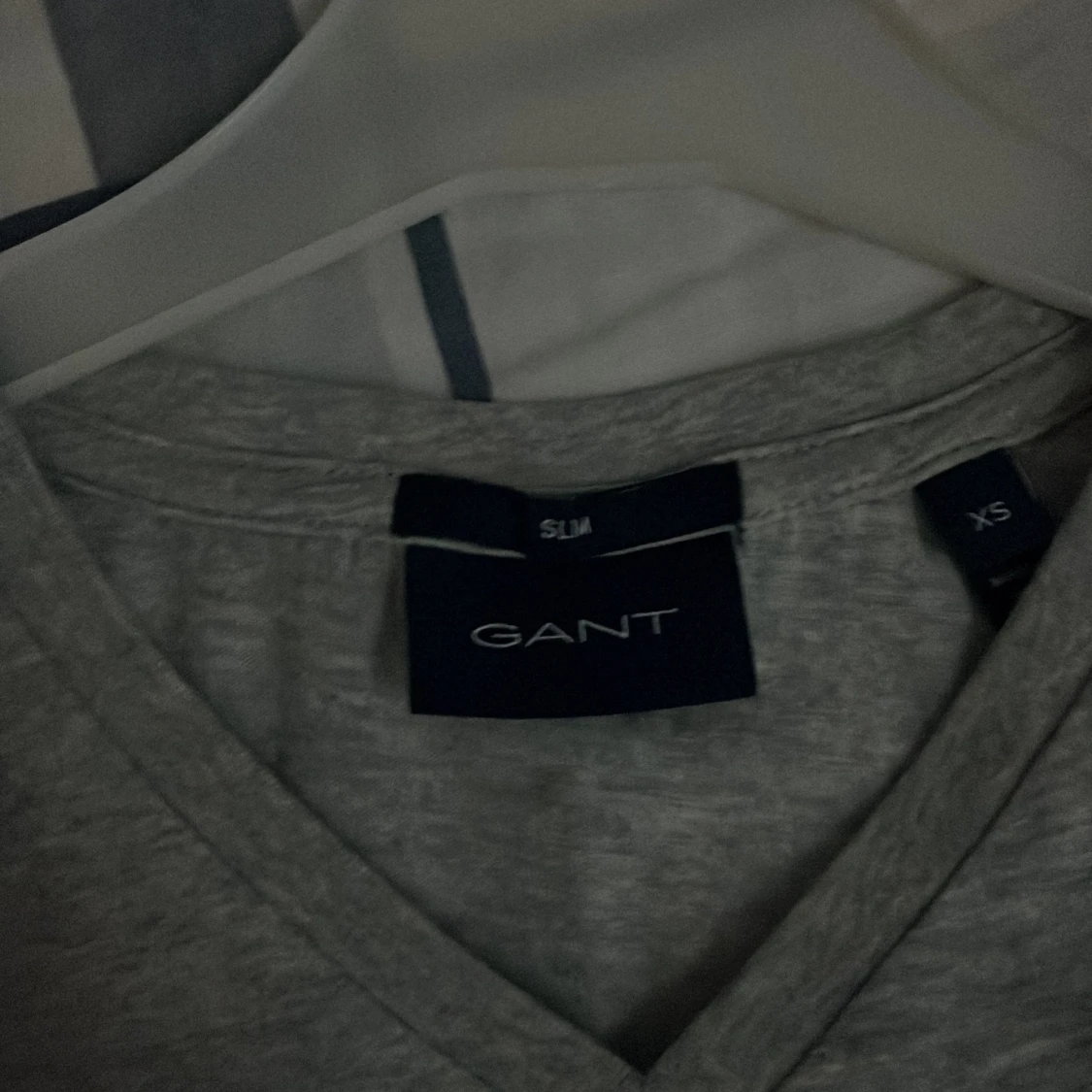 Grå v-ringad t-shirt från GANT OBS köparen står för frakt  - 1