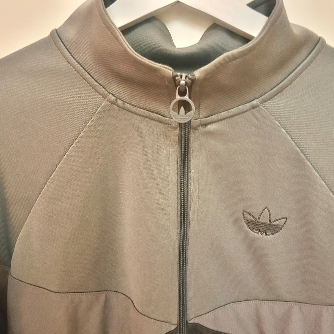 Grå track jacket från Adidas - 1