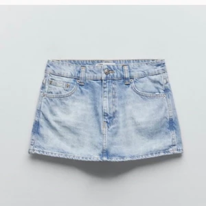 Ljusblå shorts / kjol  - Snygg ljusblå shortskjol i kort modell! Så snygga men blivit för små för mig nu, köpte dessa sommaren 2022 så dom säljs inte längre! Så najs och praktiska när man är rädd för att *flasha*🌸🌸