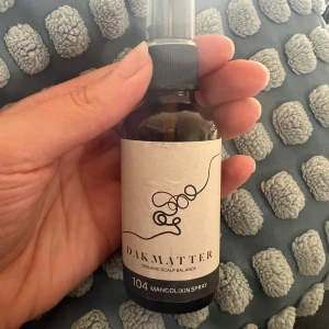 Dakmatter Mancolixin Spray 50ml - Ekologisk scalp balance-spray från Dakmatter, 50 ml. Spraykork och stilren etikett. Innehåller aloe vera, naturliga oljor och växtextrakt. Vegansk och certifierad. Endast testad. Dyr i inköp, bra mot mjälleksem/mjäll. 