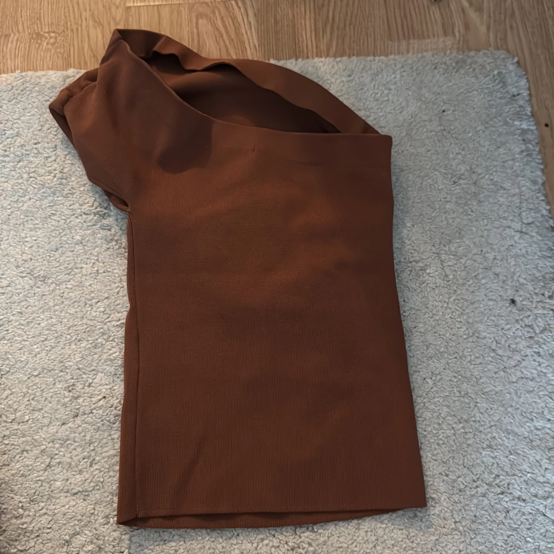 Brun one shoulder topp - 1