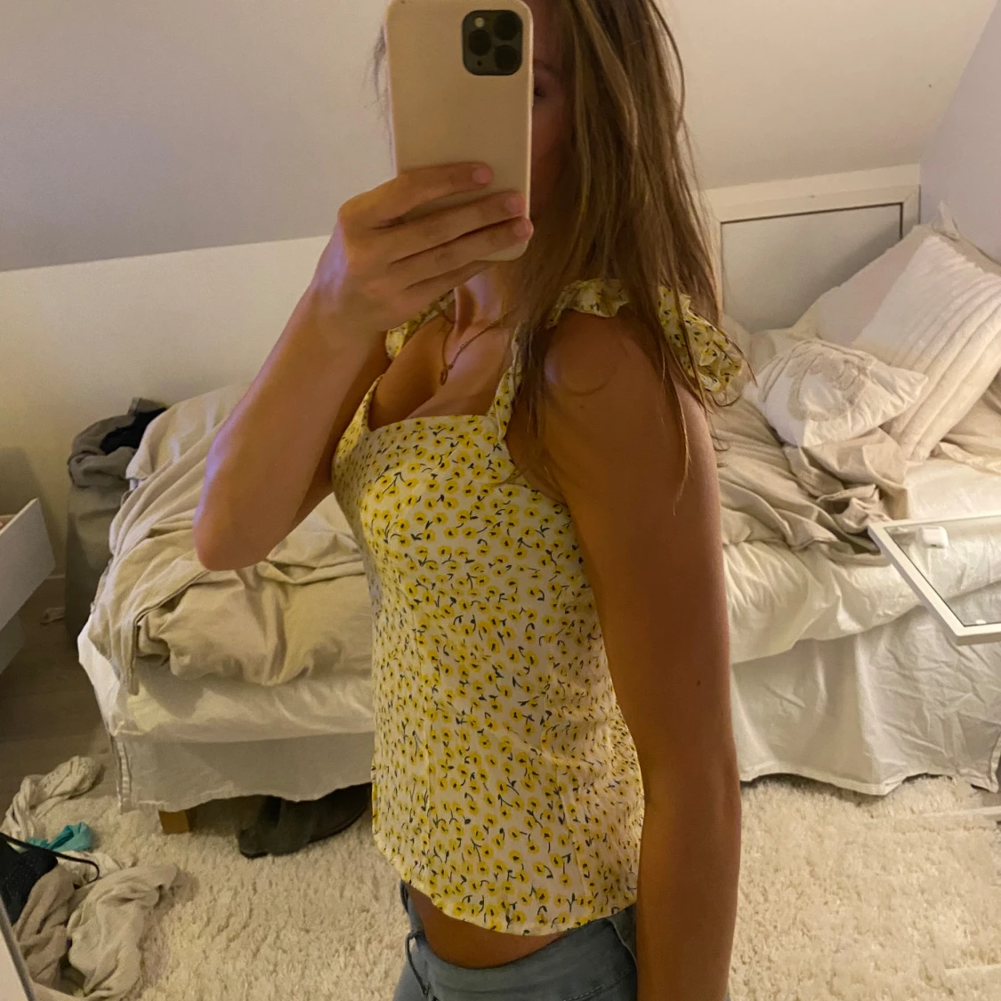 Gulblommig linnetopp med volangband - 1