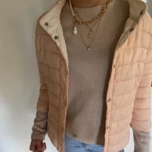 Rosa jacka  - Så söt jacka till både hösten och våren. Lånade bilder så hör av er om ni vill ha egna bilder💕