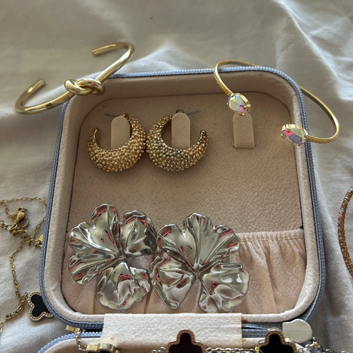 Mix av trendiga smycken i guld och silver - 1