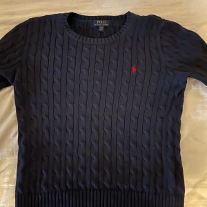 Stickad ralph lauren tröja - Mycket bra skicka och i storlek 14-16 som motsvarar XS men passar även S.