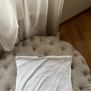Vit bandeau tubtopp från bikbok - Säljer en enkel och stilren vit bandeau tubtopp från NAKD. Toppen är axelbandslös med smala resårband i sidorna för extra stöd. Perfekt att matcha med jeans eller kjol för en clean look.