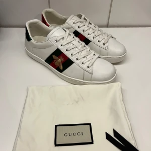 Gucci Ace bee - Gucci Ace bee | storlek 40 | innermått 26cm | skick 9/10 | går enkelt att göra rent under om man vill🤝