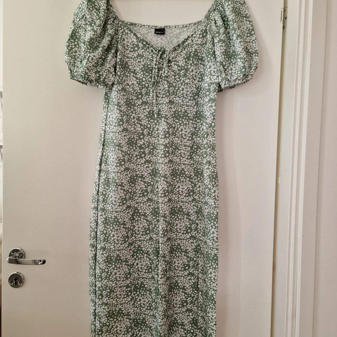 Grön blommig klänning från Gina Tricot