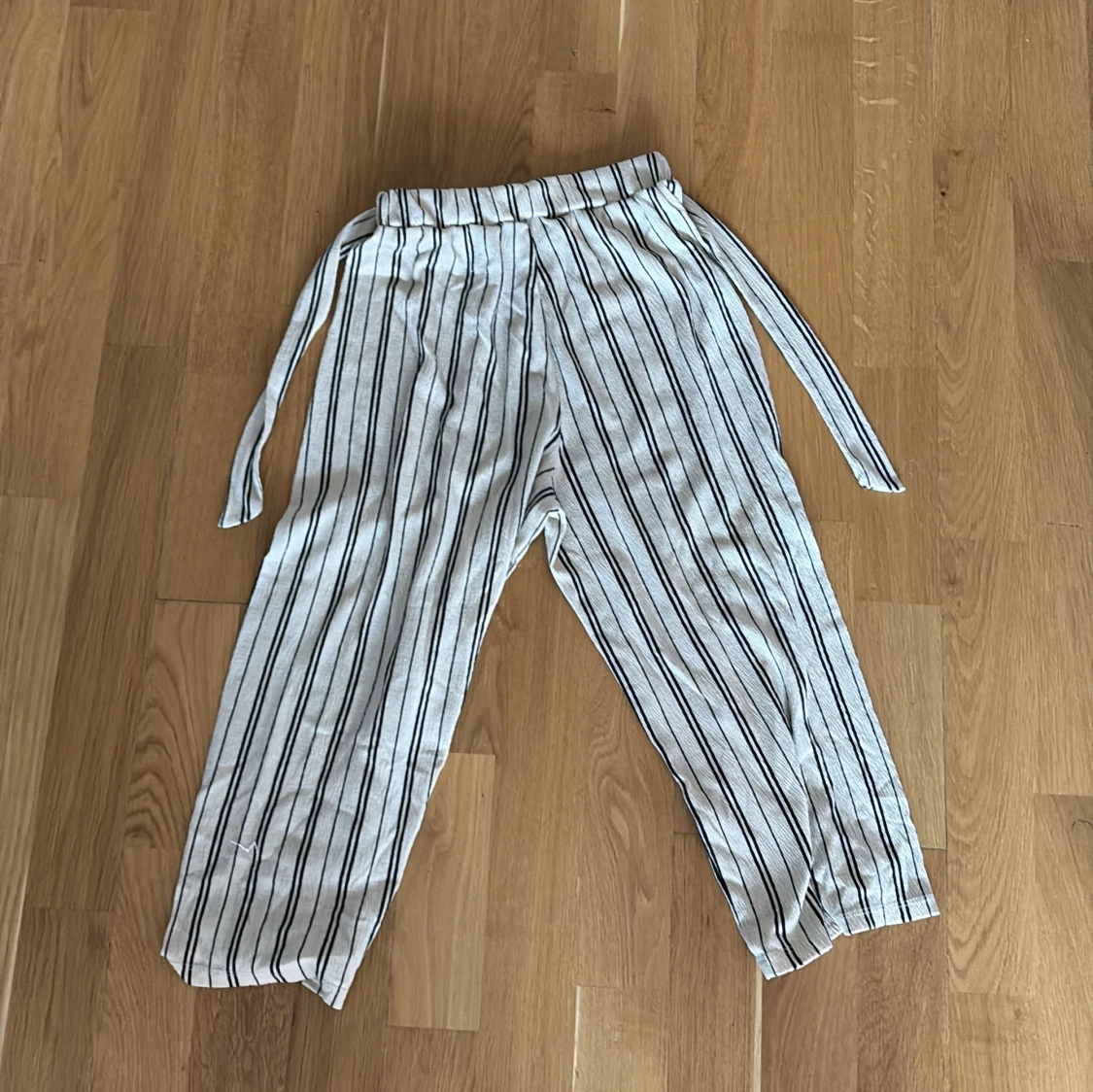 Randiga byxor med knyt från H&M