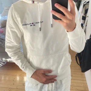 Vit hoodie från Tommy Hilfiger  - Snygg vit hoodie från Tommy Hilfiger i storlek S. 