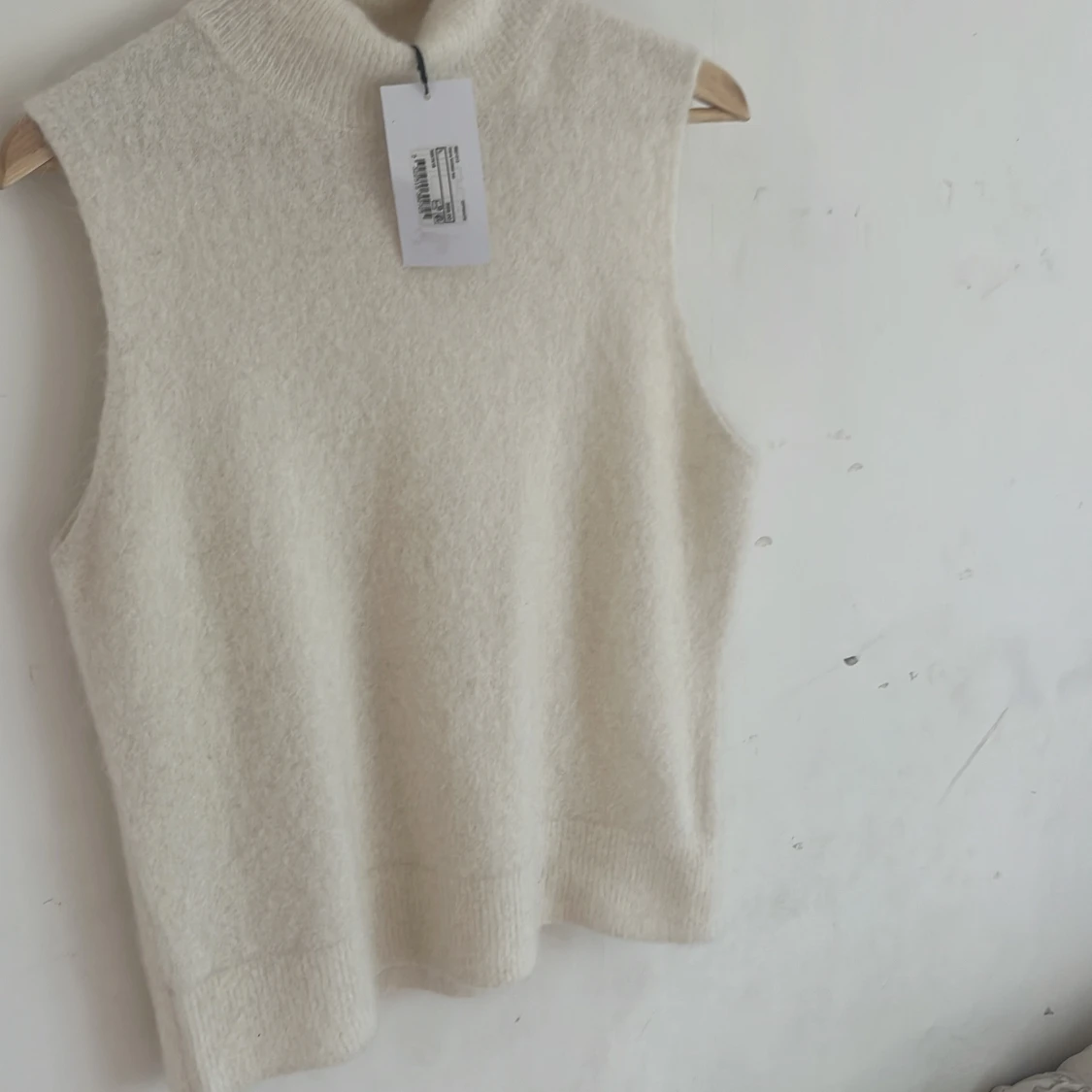 Vit stickad väst från Stockh LM Studio