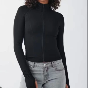 Soft touch zip jacket  - Soft touch zip jacket från Gina tricot. Ny med lapp kvar! Strl S 💛
