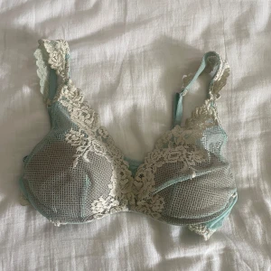 Mintgrön spetsbh med blommig detalj - Superfin mintgrön BH med  spets och vackra blommiga broderier i vitt från intimissimi. Kontakta om du vill veta mer om storlek💕