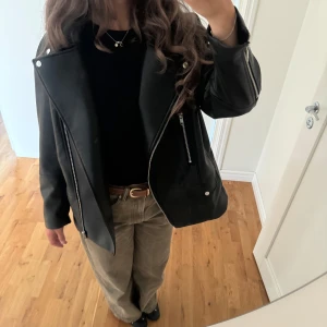Svart oversized skinnjacka  -  Svart oversized skinnjacka strl M💕