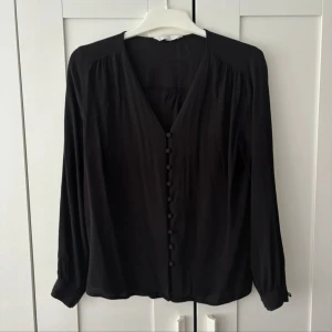 Svart blus - Jättefin blus från H&M. Den har små söta knappar. Storleken har klippts av men gissar på M. Jag kan skicka mått ☺️