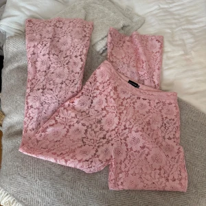 Rosa spetsbyxor - Såå snygga rosa spetsbyxor! De är i storlek 42 högmidjade så sitter lågmidjat om man vanligvis har 38 typ💕💕💕