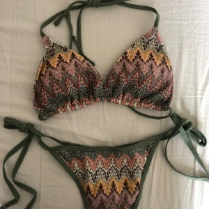 Mönstrad bikini - Jättebra skick säljer då den inte kommer till användning, skriv privat för mer info/bilder💗