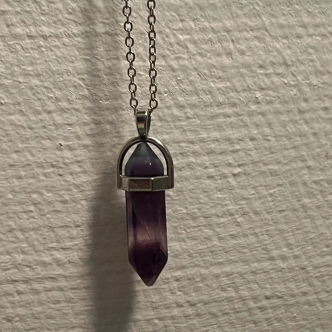 Halsband med lila kristallhänge