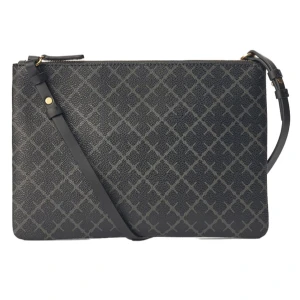 Malene Birger väska - Stilren svart axelväska med rutigt mönster och justerbar rem. Väskan har en enkel, rektangulär form och stängs med dragkedja upptill. Tillverkad i tåligt syntetmaterial med diskreta gulddetaljer på remmen.