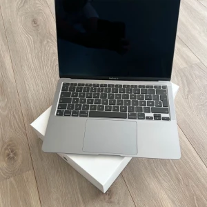 MacBook air 256 gb - Lite använd MacBook Air till salu.  Skriv gärna först innan köpet. Fortfarande 100% batterikapacitet kvar!     13-tums MacBook Air med Apples M1-chip (2020)     8 GB delat minne, 256 GB SSD     Modell: A2337