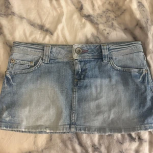 Lågmidjad jeans kjol BSK - Populär lågmidjad jeans kjol ifrån BSK (bershka) i storlek 34 , aldrig använd därav i nyskick och inga defekter ☺️
